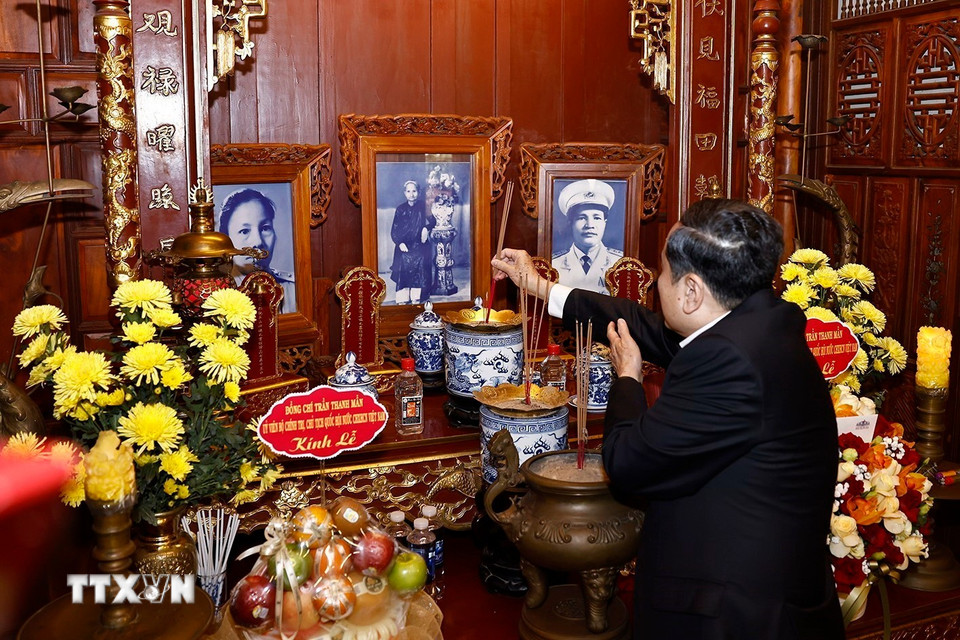 Chủ tịch Quốc hội Trần Thanh Mẫn dâng hương, dâng hoa tưởng niệm Đại tướng Nguyễn Chí Thanh. (Ảnh: Doãn Tấn/TTXVN)
