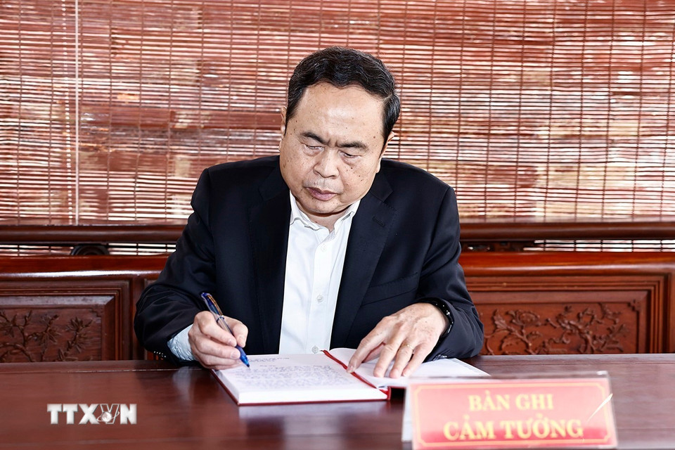 Chủ tịch Quốc hội Trần Thanh Mẫn viết sổ lưu niệm tại Bảo tàng Đại tướng Nguyễn Chí Thanh. (Ảnh: Doãn Tấn/TTXVN)