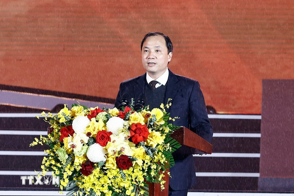 Ông Hoàng Trung Dũng, Ủy viên Trung ương Đảng, Bí thư Tỉnh ủy, Chủ tịch Hội đồng Nhân dân tỉnh, Trưởng Ban Chỉ đạo Lễ Kỷ niệm 300 năm Ngày sinh Hải Thượng Lãn Ông Lê Hữu Trác đọc diễn văn. (Ảnh: Doãn Tấn/TTXVN)