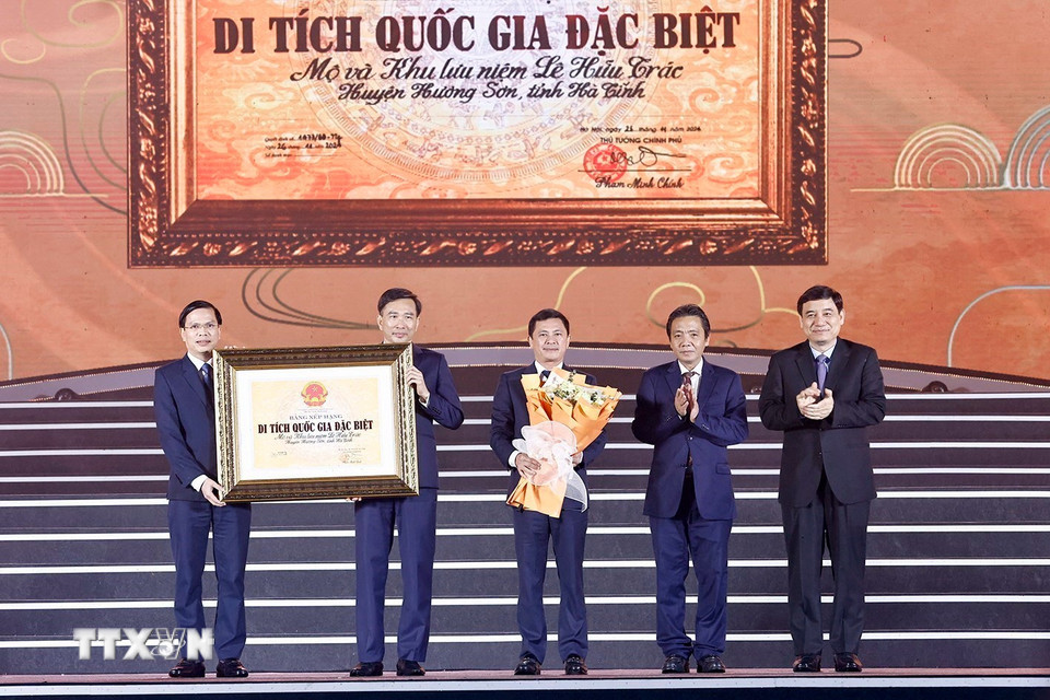 Ông Hoàng Đạo Cương, Thứ trưởng Bộ Văn hóa, Thể thao và Du lịch trao Bằng công nhận Di tích Quốc gia Đặc biệt Di tích lịch sử Mộ và Khu lưu niệm Hải Thượng Lãn Ông Lê Hữu Trác ở huyện Hương Sơn cho tỉnh Hà Tĩnh. (Ảnh: Doãn Tấn/TTXVN)