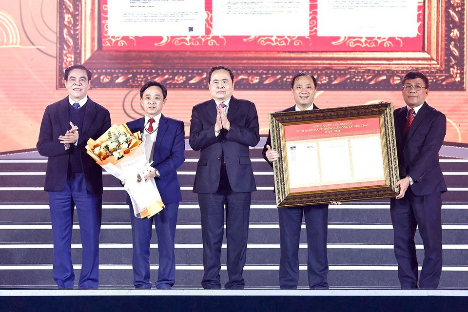 Chủ tịch Quốc hội Trần Thanh Mẫn tặng hoa chúc mừng lãnh đạo tỉnh được trao Nghị quyết của UNESCO vinh danh Đại danh Y Hải Thượng Lãn Ông Lê Hữu Trác. (Ảnh: Doãn Tấn/TTXVN)