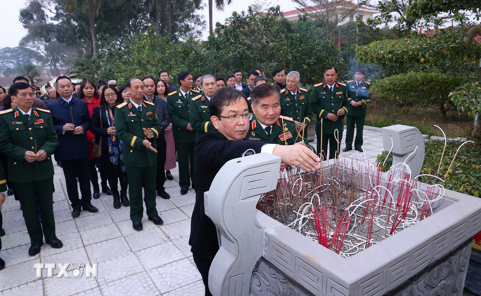 Phó Bí thư Đảng ủy, Phó Tổng Giám đốc TTXVN Nguyễn Tuấn Hùng dâng hương tại tưởng niệm Chủ tịch Hồ Chí Minh tại Sư đoàn 304. (Ảnh: Văn Điệp/TTXVN)