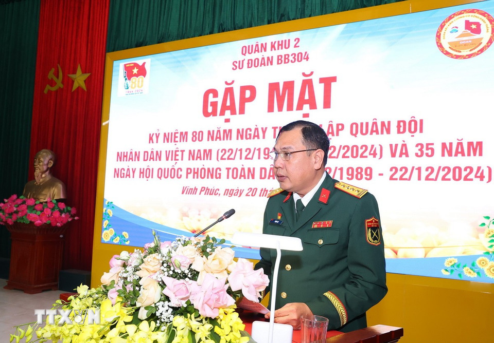 Đại tá Trịnh Ca, Sư đoàn trưởng Sư đoàn 304 phát biểu. (Ảnh: Văn Điệp/TTXVN)