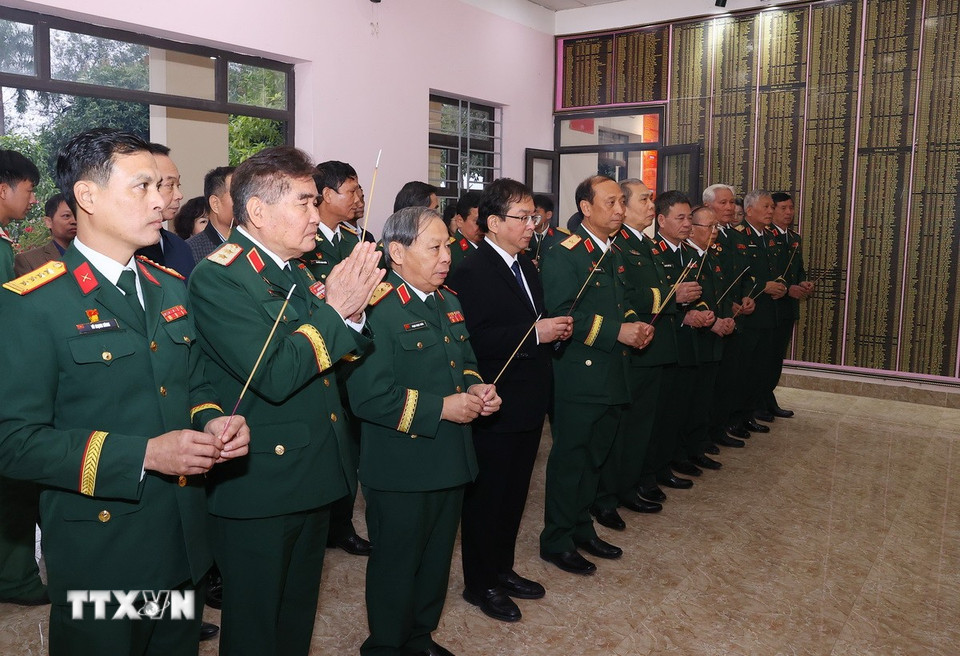 Các đại biểu dâng hương tưởng niệm các anh hùng liệt sỹ tại Nhà truyền thống của Sư đoàn 304. (Ảnh: Văn Điệp/TTXVN)