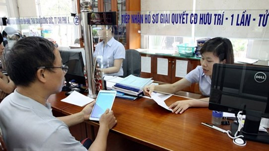 Giải quyết chế độ hưu trí cho người lao động. (Ảnh: Vietnam+)