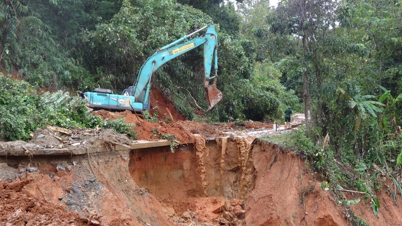 Khắc phục điểm sạt lở tại địa bàn huyện Hướng Hóa. (Ảnh: TTXVN phát)