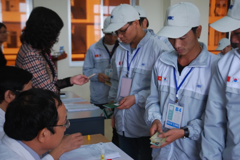 Lao động Việt Nam làm thủ tục sang Hàn Quốc làm việc (Ảnh minh hoạ: PV/vietnam+)