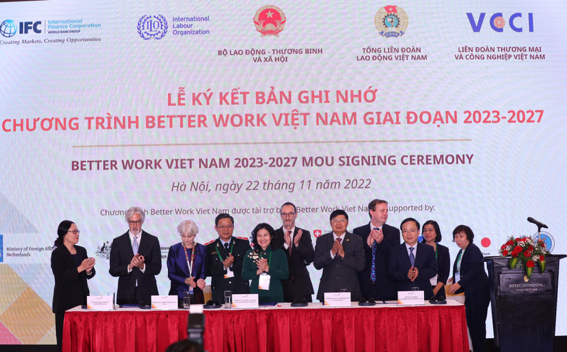 Ký kết Bản ghi nhớ về thực hiện Chương trình Better Work giai đoạn 2023-2027. (Ảnh: PV/Vietnam+)