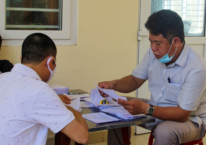 Người dân nhận tiền trợ cấp từ gói hỗ trợ 62.000 tỷ đồng.(Ảnh minh họa: TTXVN)