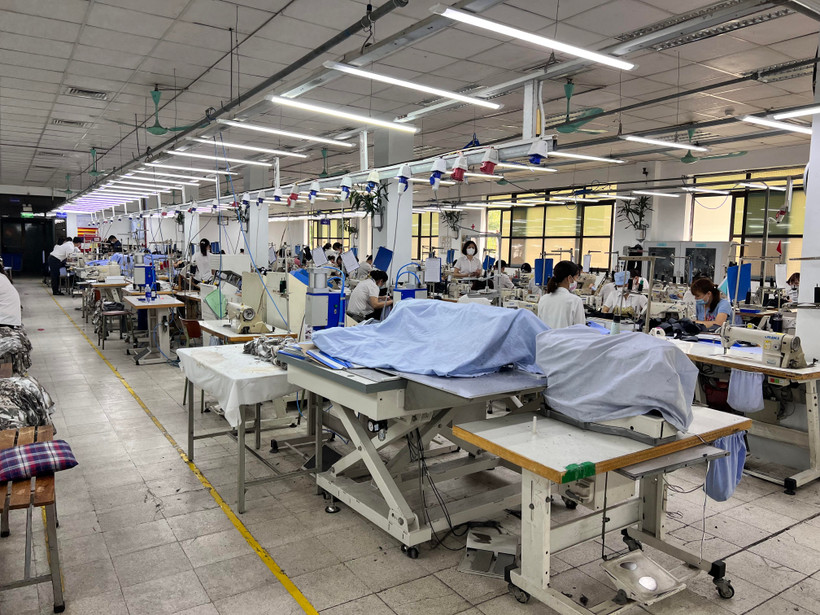 Các doanh nghiệp dệt may thiếu hụt lao động lớn vì số lượng ca nhiễm F0 tăng nhanh. (Ảnh: PV/Vietnam+)