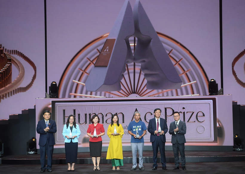 Trao Giải Dự án Bền vững cho 5 sáng kiến, dự án đoạt giải Giải thưởng hành động vì cộng đồng-Human Act Prize. (Ảnh: PV/Vietnam+)