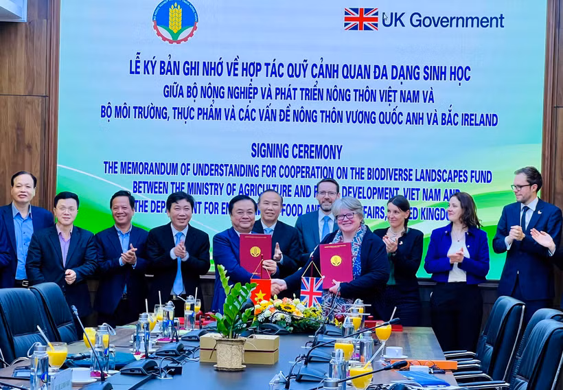 Ký kết Bản ghi nhớ về hợp tác hỗ trợ triển khai Quỹ đa dạng sinh học. (Ảnh: PV/Vietnam+)