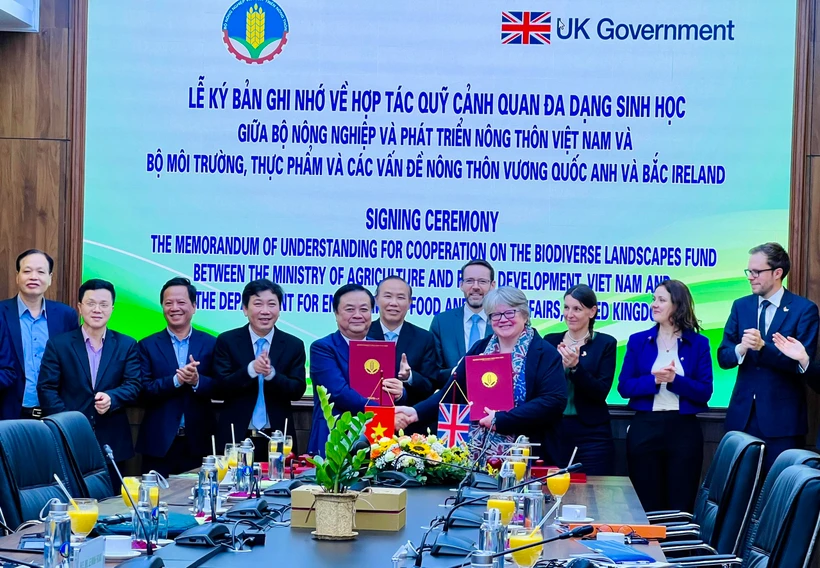 Ký kết Bản ghi nhớ về hợp tác hỗ trợ triển khai Quỹ đa dạng sinh học. (Ảnh: PV/Vietnam+)