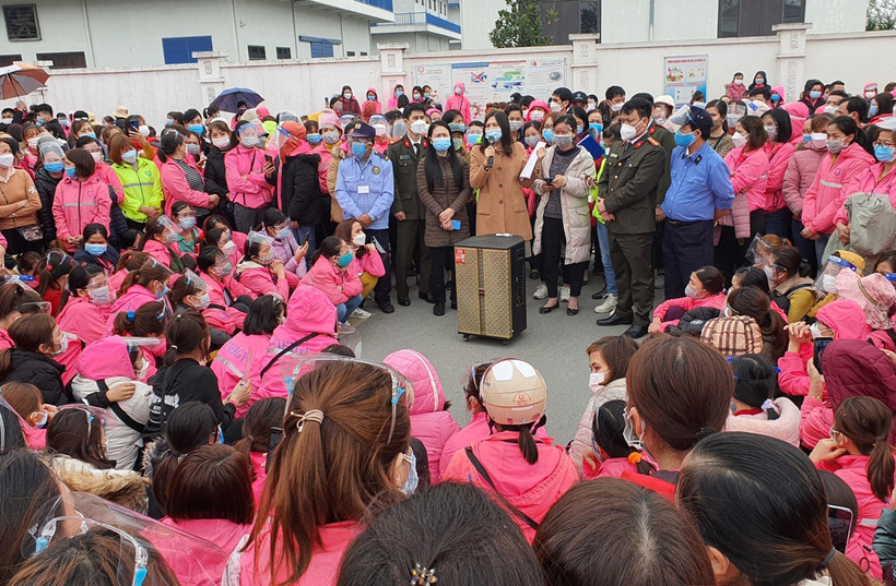 Đối thoại với công nhân ngừng việc tập thể tại Công ty trách nhiệm hữu hạn Vienergy (Ninh Bình). (Ảnh: Đức Phương/TTXVN)