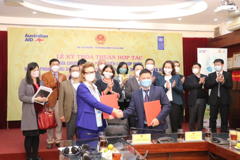 Ký kết thỏa thuận hợp tác trong lĩnh vực giảm nghèo giữa Chương trình Phát triển Liên hợp quốc (UNDP) và Văn phòng Quốc gia về giảm nghèo. (Ảnh: PV/Vietnam+)