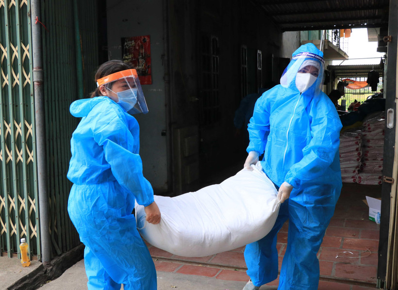 Vận chuyển gạo hỗ trợ của tổ chức công đoàn đến các khu công nhân lao đông bị cách ly. (Ảnh minh hoạ: Thanh Thương/TTXVN)