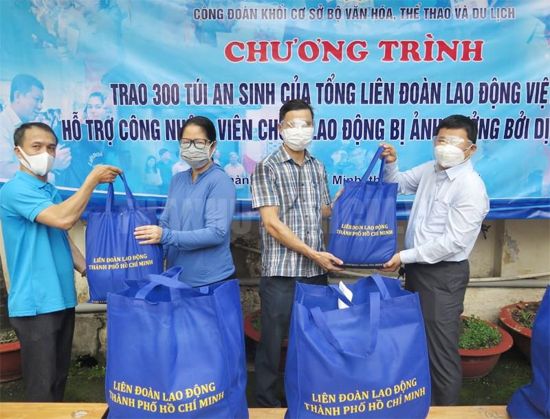 Trao tặng “Túi an sinh Công đoàn” cho người lao động. (Ảnh: PV/Vietnam+)