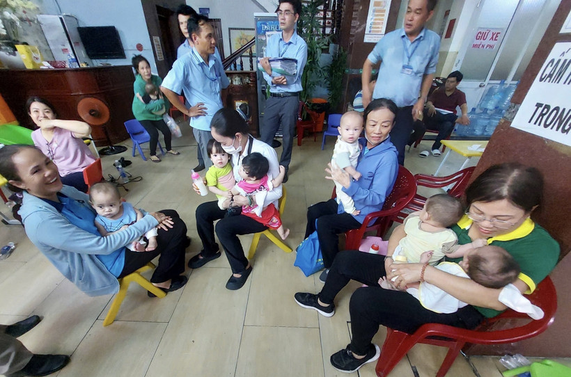 Chiều ngày 4/9 các đơn vị trực thuộc Sở Lao động-Thương binh và Xã hội, Hội Liên hiệp phụ nữ Quận 12 cùng các cơ quan chức năng đã thực hiện đưa 85 trẻ em tại Mái ấm Hoa Hồng về 3 cơ sở Công lập trực thuộc Sở Lao động, Thương binh và Xã hội Thành phố Hồ Chí Minh. (Ảnh: Thanh Vũ/TTXVN)