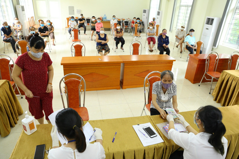 Hà Nội thực hiện chi trả hỗ trợ tiền mặt cho người lao động theo Nghị quyết 68/NQ-CP. (Ảnh: Hoàng Hiếu/TTXVN)