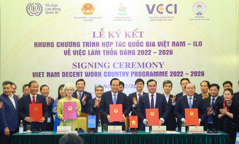 Ký kết Khung Chương trình Quốc gia Việc làm thỏa đáng của Việt Nam giai đoạn 2022-2026. (Ảnh: PV/Vietnam+)