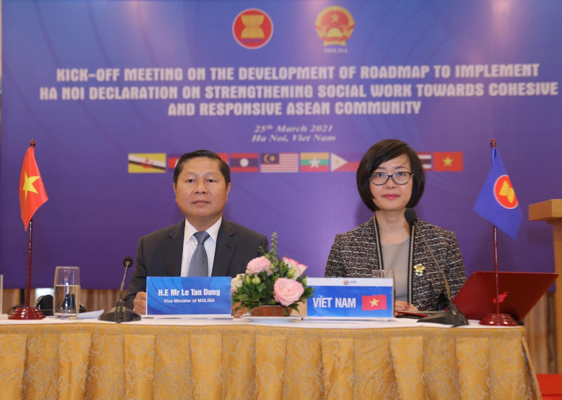 Thứ trưởng Bộ Lao động-Thương binh và Xã hội Lê Tấn Dũng điều hành hội nghị tại điểm cầu Hà Nội. (Ảnh: Hoàng Hiếu/TTXVN)