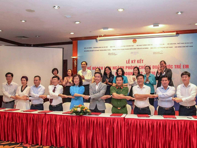10 bộ ngành, cơ quan cùng ký kết kế hoạch liên ngành phòng chống đuối nước trẻ em giai đoạn 2022-2030. (Ảnh: PV/Vietnam+)