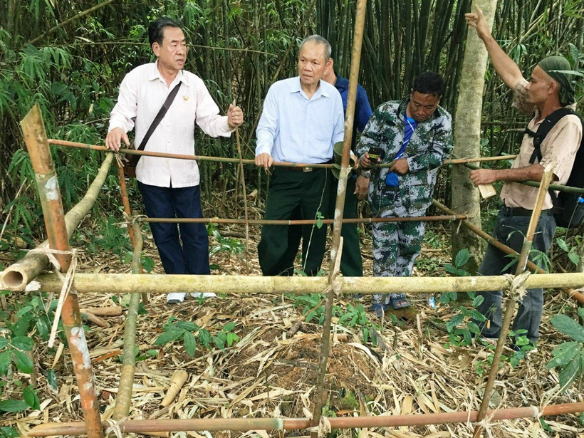 Trung tướng Hoàng Khánh Hưng (áo trắng đứng giữa) tìm kiếm mộ liệt sỹ tại Lào. (Ảnh nhân vật cung cấp)