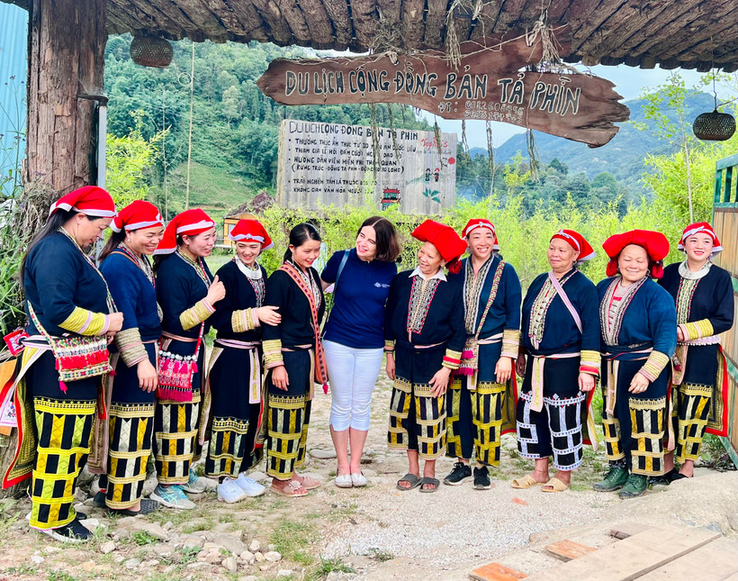 Đại sứ Australia tại Việt Nam thăm mô hình du lịch cộng đồng tại xã Tả Phìn, thị xã Sa Pa do GREAT hỗ trợ. (Ảnh: Hồng Kiều/Vietnam+)