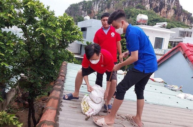 Hội Chữ thập đỏ thành phố Đà Nẵng giúp dân chằng chống nhà cửa ứng phó với bão số 4. (Ảnh: TTXVN) 