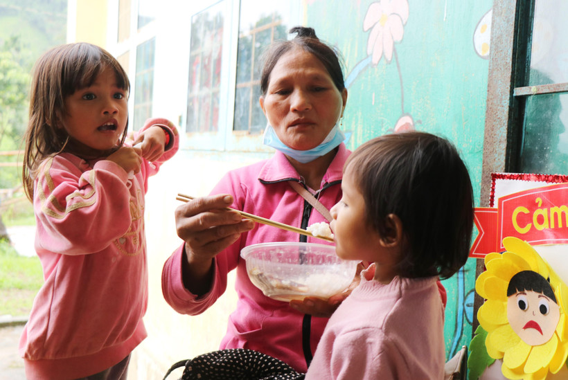 Chăm lo cho trẻ em tại điểm sơ tán cho người dân tránh bão. (Ảnh: Phạm Cường/TTXVN)