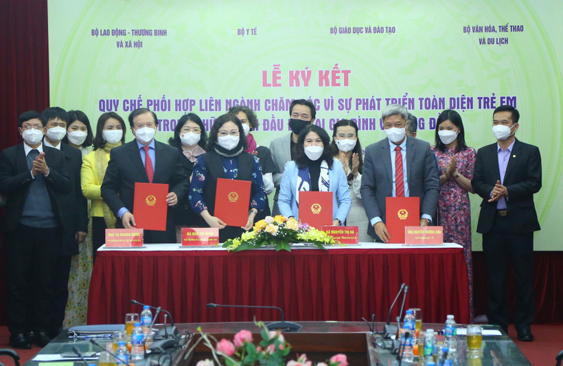 Lễ ký kết ban hành Quy chế phối hợp liên ngành trong triển khai đề án chăm sóc vì sự phát triển toàn diện trẻ em trong những năm đầu đời tại gia đình và cộng đồng. (Ảnh: PV/Vietnam+)