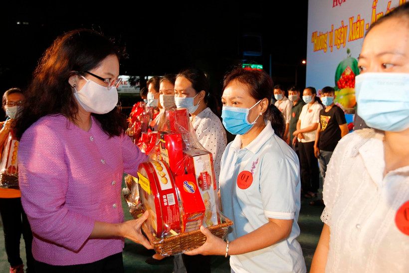 Trao quà và tiền Tết cho người lao động có hoàn cảnh khó khăn tại Thành phố Hồ Chí Minh. (Ảnh minh họa: Thanh Vũ/TTXVN)