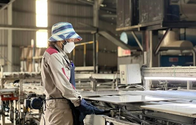 Doanh nghiệp cần phân công lao động, bố trí thời gian làm việc, nghỉ ngơi, khám sức khoẻ định kỳ, cải thiện điều kiện tại nơi làm việc. (Ảnh minh họa: PV/Vietnam+)