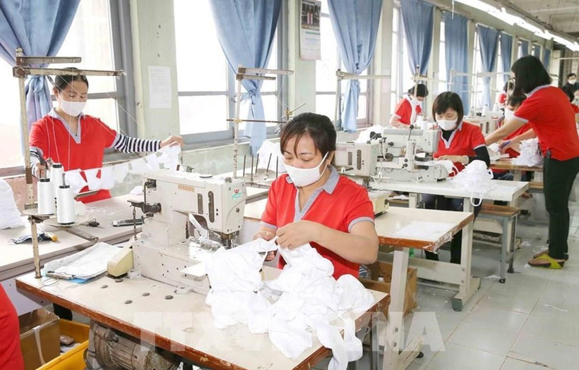 Công nhân dệt may phải giãn ca do thiếu đơn hàng. (Ảnh minh họa: TTXVN)