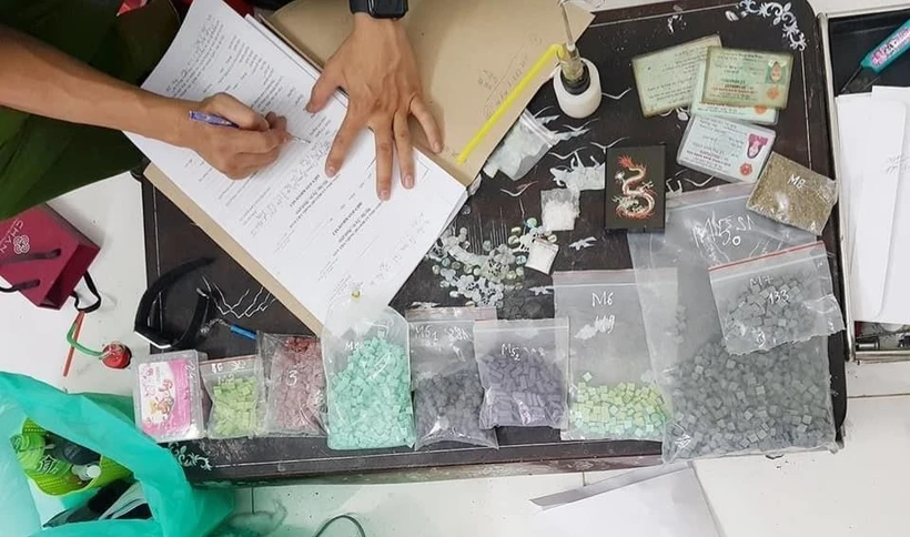 Cơ quan công an kiểm kê tang vật khi triệt phá một lò sản xuất ma túy tổng hợp. (Ảnh minh hoạ: TTXVN)