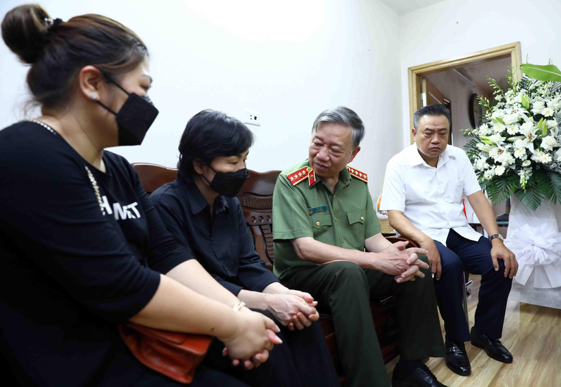 Bộ trưởng Bộ Công an Tô Lâm thăm hỏi và động viên gia đình liệt sỹ Nguyễn Đình Phúc. (Ảnh: Phạm Kiên/TTXVN)