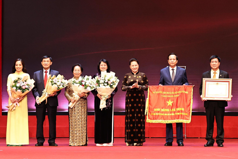 Chủ tịch Quốc hội Nguyễn Thị Kim Ngân trao danh hiệu Anh hùng Lao động thời kỳ đổi mới cho Quỹ Bảo trợ trẻ em Việt Nam. (Ảnh: Trọng Đức/TTXVN)