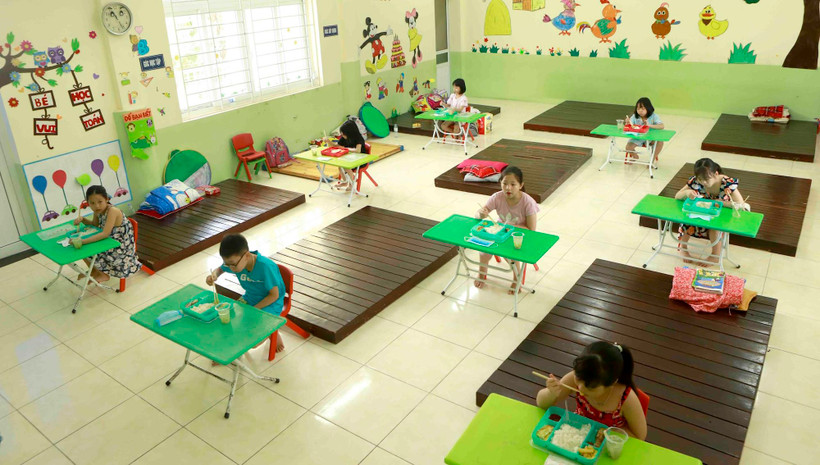 Các em nhỏ sinh hoạt trong khu cách ly. (Ảnh minh hoạ: TTXVN)