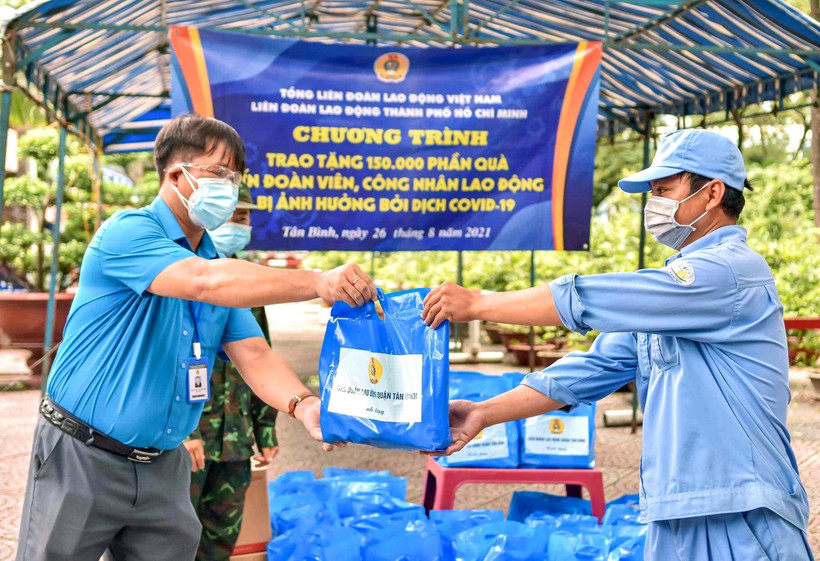 Liên đoàn Lao động Thành phố Hồ Chí Minh trao quà hỗ trợ cho công nhân, người lao động có hoàn cảnh khó khăn bị ảnh hưởng bởi dịch COVID-19. (Ảnh: Thanh Vũ/TTXVN) 