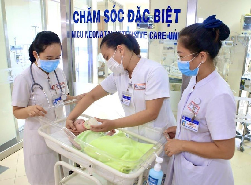 Em bé sơ sinh của sản phụ nhiễm COVID-19 được chăm sóc đặc biệt tại Bệnh viện Trung Ương Huế. (Ảnh: Mai Trang/TTXVN)