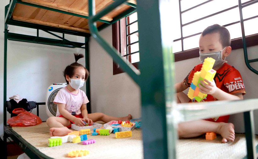 Hai trẻ em cùng phòng tại khu cách ly Trung đoàn 834 (Bộ Chỉ huy Quân sự tỉnh Vĩnh Phúc). (Ảnh: Hoàng Hùng/TTXVN)