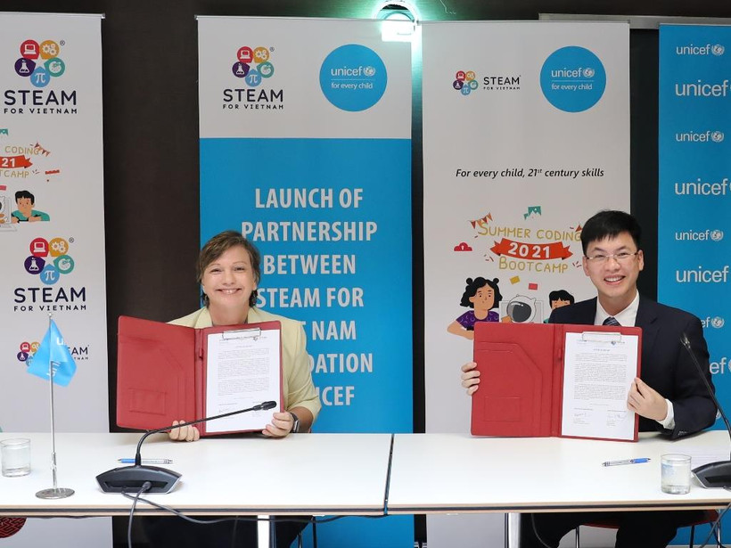 Ký kết chương trình hợp tác giữa UNICEF Việt Nam và Tổ chức STEAM for Vietnam Foundation. (Ảnh: PV/Vietnam+)
