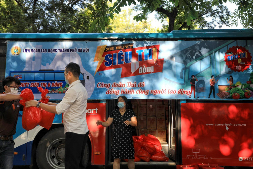 Chuyến “Xe buýt siêu thị 0 đồng” mang thông điệp “Tất cả vì người lao động”. (Ảnh: Thành Đạt/TTXVN)