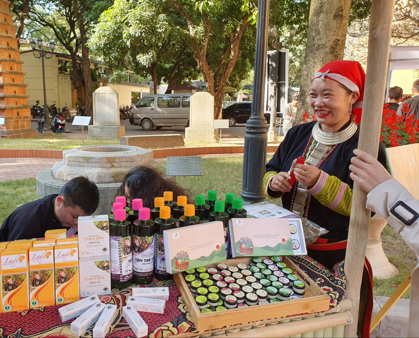 Một trong những gian hàng trưng bày sản phẩm của phụ nữ dân tộc Dao do GREAT tài trợ. (Ảnh: PV/Vientam+)