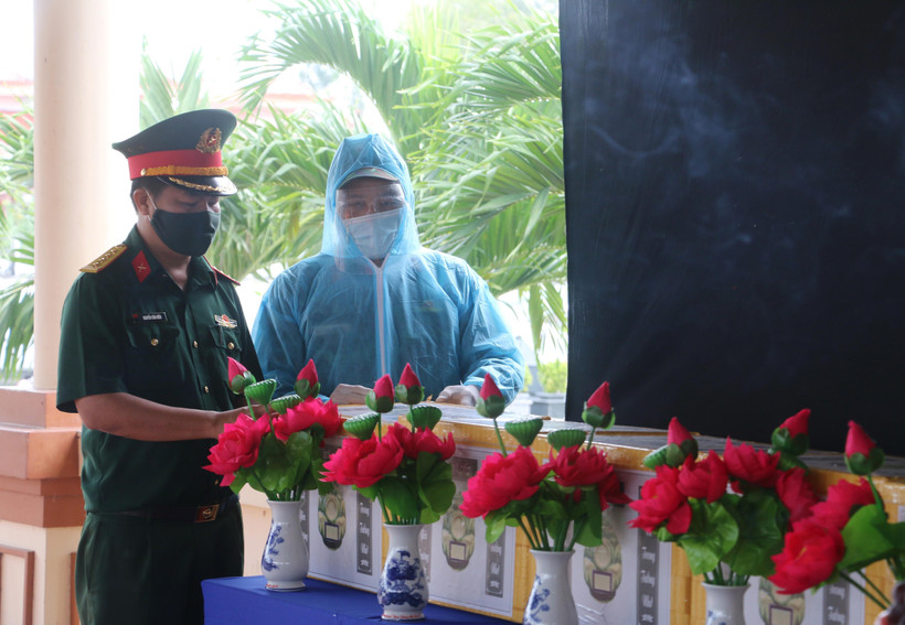 Bàn giao tro cốt người dân tử vong do dịch COVID-19 cho người thân của họ. (Ảnh minh họa: Công Mạo/TTXVN)