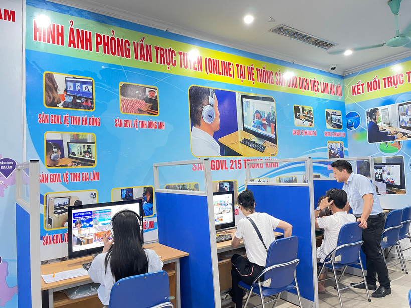 Người lao động kết nối phỏng vấn trực tuyến với nhà tuyển dụng. (Ảnh: Trung tâm dịch vụ việc làm Hà Nội)