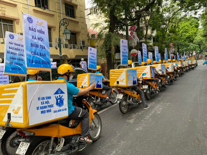 Trên khắp cả nước, gần 700 đội truyền thông lưu động bằng phương tiện ô tô, xe máy ra quân tuyên truyền về bảo hiểm xã hội, bảo hiểm y tế. (Ảnh: PV/Vietnam+)