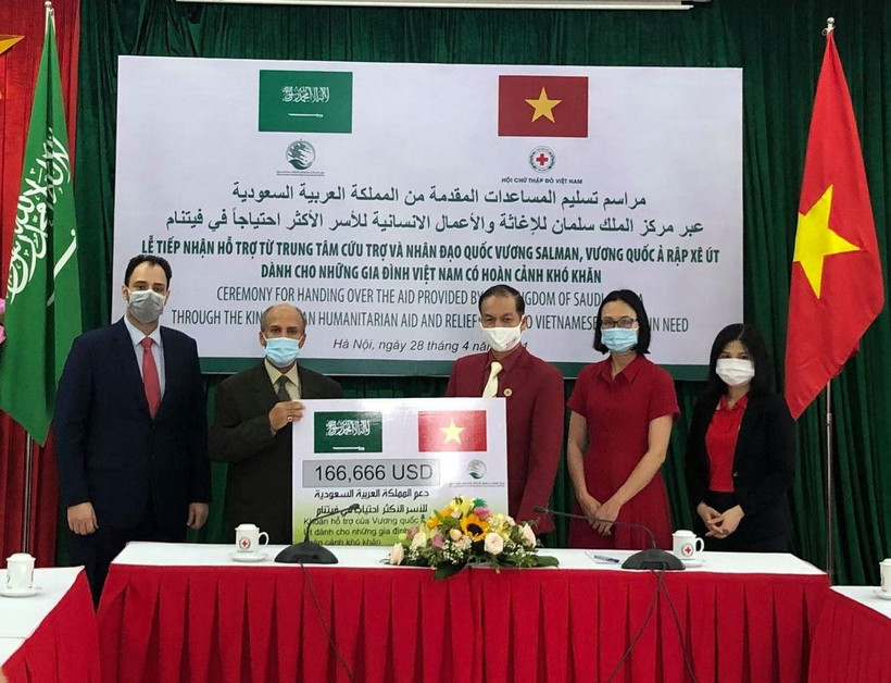 Tiếp nhận khoản kinh phí hỗ trợ của Trung tâm Cứu trợ và Nhân đạo Quốc vương Salman. (Ảnh: PV/Vietnam+)