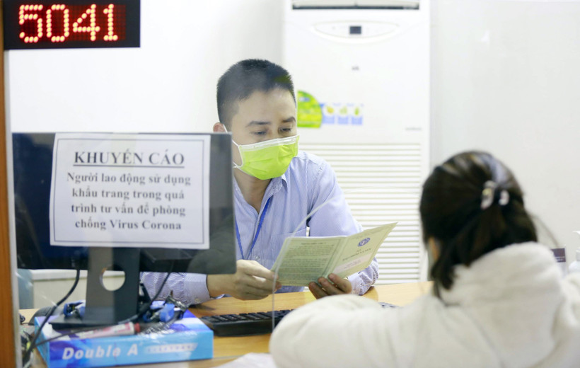 Người lao động làm thủ tục hưởng bảo hiểm thất nghiệp sau khi mất việc vì COVID-19. (Ảnh minh họa: Anh Tuấn/TTXVN)