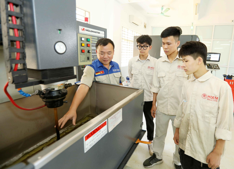 Mục tiêu đặt ra là đến năm 2030 thu hút 50-55% học sinh trung học vào hệ thống giáo dục nghề nghiệp. (Ảnh: TTXVN)